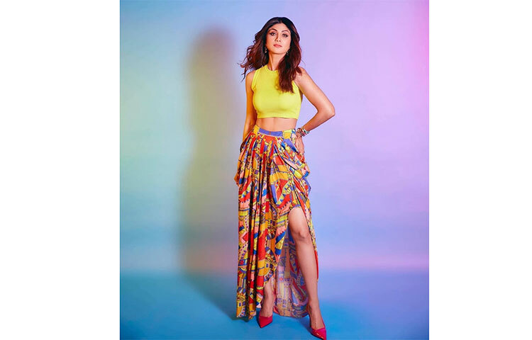 থাই হাই স্লিট ধুতি স্কার্টের সঙ্গে হলুদ ক্রপ টপ পরেছেন শিল্পা শেঠি। ছবি: সংগৃহীত