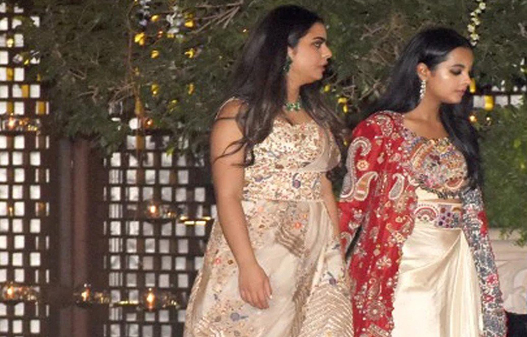 তবে পোশাকের বিশেষত্ব ছিল বেল্টেড দোপাট্টায়। গলায় ছিল পান্নার লম্বা নেকলেস।