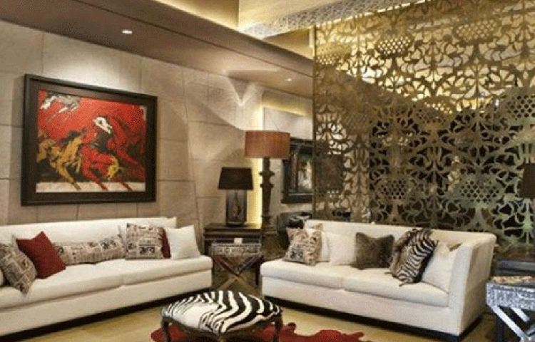 প্রাণীর চামড়ার মতো পোশাক খুব পছন্দ করেন শিল্পা। তার ড্রয়িং রুমেও সে কারণে তিনি প্রাণী চামড়ার ছাপ রেখেছেন। বিশালাকার এই ঘরটি ড্রয়িং রুম। অন্য নামী-দামি আসবাবের সঙ্গে জেব্রার ছাপযুক্ত একটি টেবিল ক্লথও রেখেছেন তিনি।