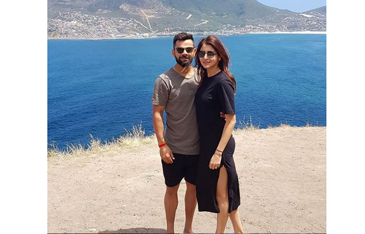 ইতালিতে চুপিসাড়ে বিয়ে সেরে, সেখান থেকে পাহাড় ঘেরা রাজ্যে মধুচন্দ্রিমার জন্য পাড়ি দেন বিরাট কোহলি এবং অনুশকা শর্মা।