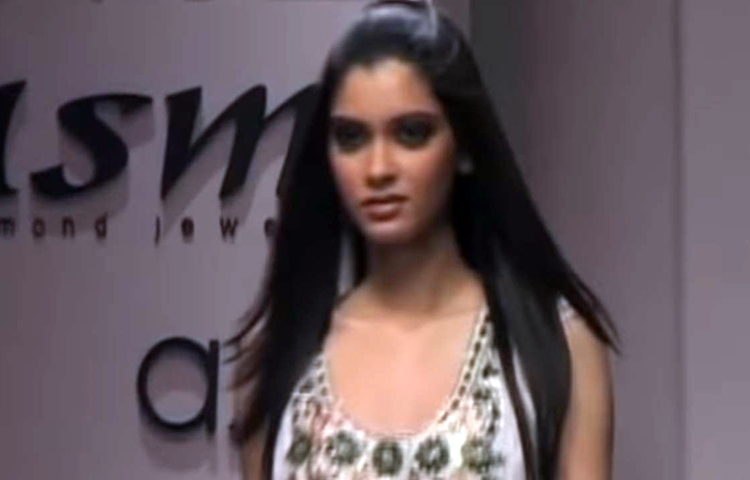 অচেনা ডায়না পেন্টি।