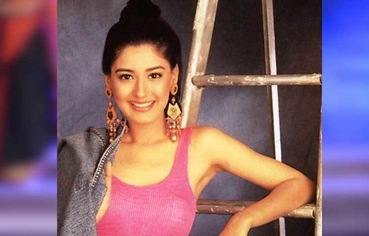 তার ক্যামেরার সামনে সপ্রতিভ আচরণ, অভিনয় দক্ষতার জেরে মাত্র ১৯ বছর বয়সেই চিত্রপরিচালককে রবিশংকরের নজরে আসেন তিনি। ১৯৯৪ সালে মুক্তি পায় ‘আগ’। সেখানে গোবিন্দা ও শিল্পা শেটির সঙ্গে স্ক্রিন শেয়ার করেন সোনালি। এই ছবিই তাকে এনে দিল সেরা নতুন মুখের পুরস্কার। এরপর পরই আসতে থাকে বলিউডি ও দক্ষিণী নানা ছবির অফার।