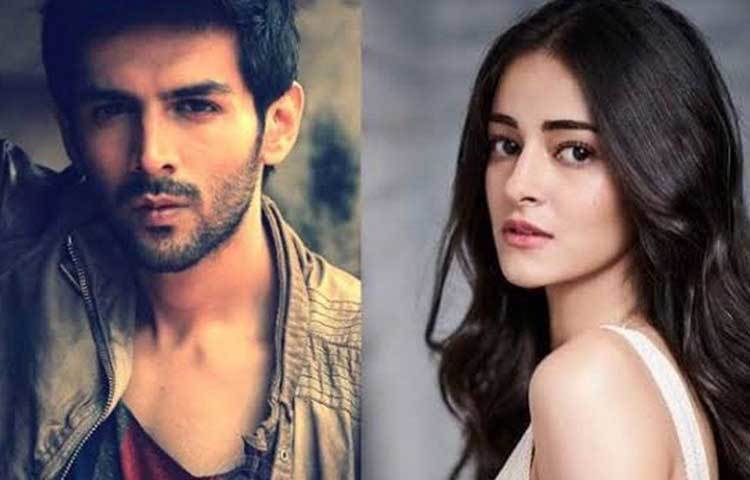 কার্তিক আরিয়ান এবং অনন্যা পান্ডে: ‘পতি পত্নি অউর ও’ ছবিতে কার্তিকের ‘ও’ হয়েছিলেন অনন্যা। কিন্তু স্ক্রিপ্টের বাইরেও তাদের জন্য আলাদা কিছু লেখা ছিল। সারা-পর্ব পিছনে ফেলে চুটিয়ে ডেট করছেন দু’জনে।