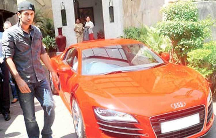 রণবীর কাপুর: তিনি অডিআর-৮ ব্র্যান্ডের গাড়িটি ২ কোটি টাকা মূল্যে কিনেছেন।