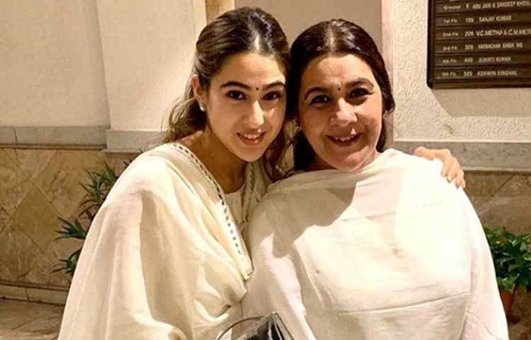 সারা আলি খানের মা কে? তা আলাদা করে পরিচয় করিয়ে দেয়ার কিছু নেই। অমৃতা সিংহের মেয়েই যে সারা আলি খান তা সকলেরই জানা। অমৃতা সিংহ শুধু সৌন্দর্য আর গ্লামারের জন্যই পরিচিত ছিল না। তার অভিনয় দক্ষতাও ছিল অসামান্য। সারা আলিও মাকেই অনুসরণ করে চলেছেন।