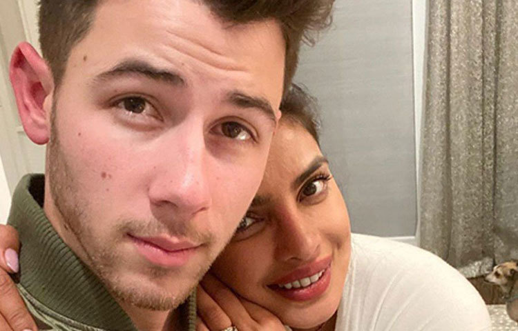 সম্প্রতি ভারত থেকে আমেরিকায় ফিরেছেন তিনি। মার্কিন টেলিভিশনের কিছু কাজ বাকি ছিল তার। সে জন্যই তড়িঘড়ি আমেরিকায় ফেরা। তবে সেই কাজ এখন বন্ধ। প্রিয়াঙ্কা চোপড়াও তাই ঘরবন্দি।