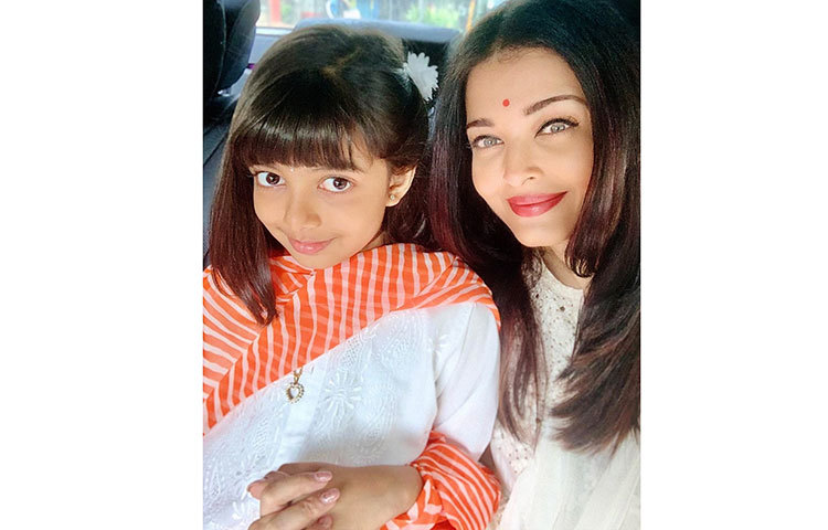 শ্যুটিংয়ের সময়ও মাঝে মধ্যেই মেয়েকে নিয়ে যেতে দেখা যায় ঐশ্বরিয়াকে, সেইসব ছবিও বর্তমানে সামাজিক মাধ্যমে ছড়িয়ে পড়তে শুরু করেছে।