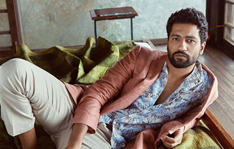 শুধু দুই নায়িকাই নন। এই আবাসনে থাকেন এক ঝাঁক নায়কও। বলিউডের অন্যতম জনপ্রিয় নায়ক, জাতীয় পুরস্কারজয়ী ভিকি কৌশলের বাড়িও এই আবাসন।