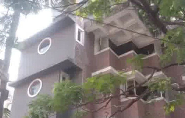 কেমনভাবে প্রস্তুত হয়ে উঠেছে শাহরুখের অফিস? বৃহন্মুম্বই মিউনিসিপাল কর্পোরেশনের তত্ত্বাবধানে এবং স্বেচ্ছাসেবী সংস্থা মীর ফাউন্ডেশনের সাহায্যে ওই পাঁচতলা অফিসটি কোয়রান্টিন কেন্দ্রে পরিণত হয়েছে।