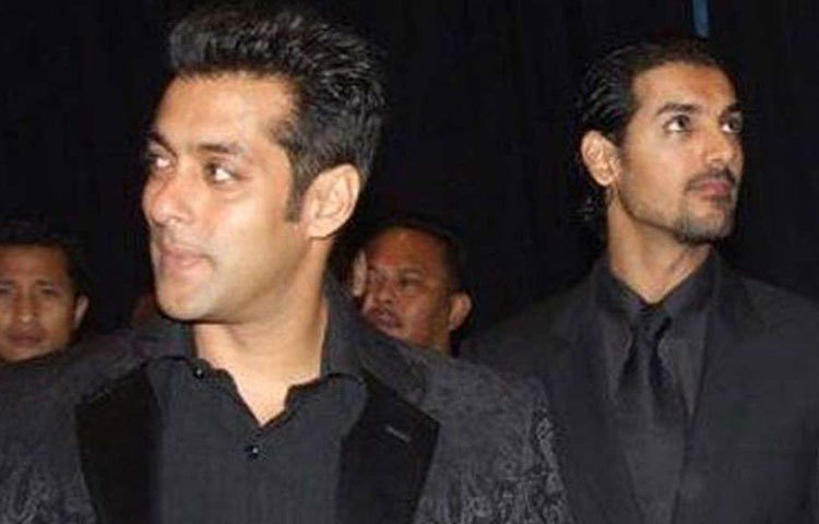 একসঙ্গে দু'জনে পারফর্মও করলেন। সব কিছুই ঠিকঠাক চলছিল। ঠিক এমন সময়েই পয়সাকড়ি নিয়ে জনের সঙ্গে বিবাদ বাধে ভাইজানের। ওই শোর জন্য জন আকাশছোঁয়া পারিশ্রমিক দাবি করলে সালমান বারণ করেন। কিন্তু জন সে কথায় কর্ণপাত করেননি।