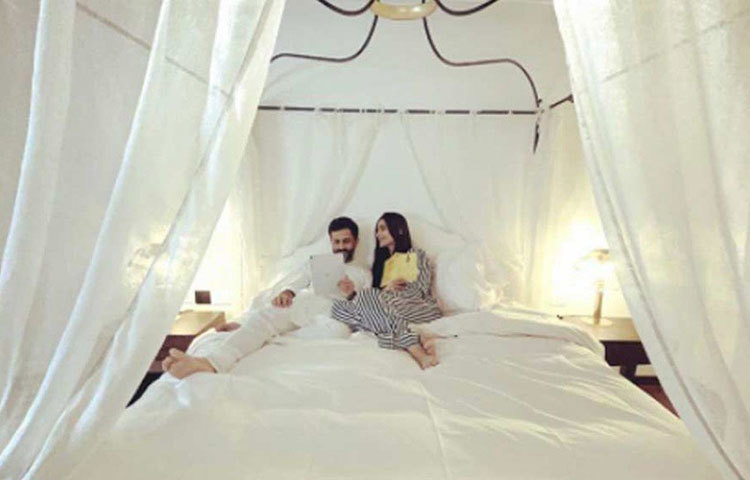 আনন্দ-সোনমের প্রশস্ত শোওয়ার ঘরের থিম সাদা। শোনা যায়, অভিনেত্রীর পছন্দমতোই শয়নকক্ষের থিম মোনোক্রোম্যাটিক।