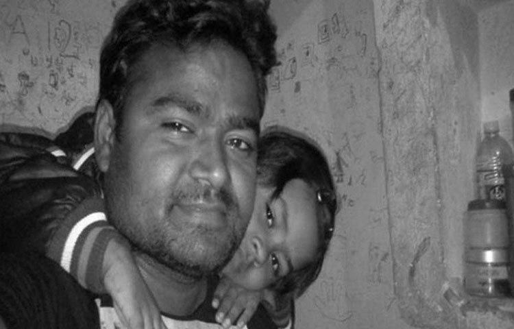 বর্তমানে দিল্লির শ্রীনিবাসপুরী এলাকায় স্ত্রী ও দুই সন্তানকে নিয়ে থাকেন সোলাঙ্কি। তার ভাড়া বাড়িতে একটিই ছোট ঘর ও রান্না করার জায়গা। সেই ঘরেই থাকেন চার জন।