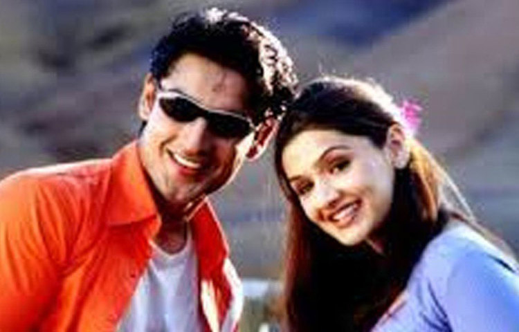 বলিউড থেকে সুযোগও এল তাড়াতাড়ি। ২০০১ সালে নবাগতা আরতি অভিনয় করলেন তার প্রথম ছবি ‘পাগলপন’-এ। বিপরীতে নায়ক ছিলেন নবাগত কর্ণ নাথ।