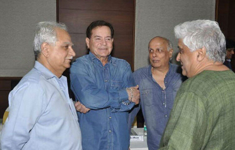 সালমানের বাবা সেলিম খান কিন্তু মহেশ ভাটের সঙ্গে অনেক কাজ করেছেন। সালমান যখন বলিউডে আসেন, সে সময় মহেশের বড় মেয়ে পূজাও বলিউডে পা রাখেন।