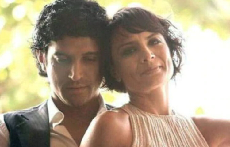 অভিনেতা তথা পরিচালক ফারহান আখতারের স্ত্রী তার থেকে বড় ছিলেন। পরে অবশ্য তাদের বিচ্ছেদ হয়ে যায়।