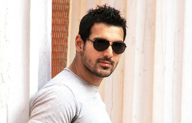 জন আব্রাহাম ভয়ঙ্কর পা নাচাতে ভালবাসেন। কারোর সঙ্গে কথা বলাই হোক, চিত্রনাট্য পড়াই হোক, বা কনসেনট্রেট করার প্রয়োজন পড়–ক, তিনি পা নাড়াতেই থাকেন। প্রচণ্ড চিন্তার হলেও এইভাবেই স্ট্রেস কাটান অভিনেতা। ছবি: সংগৃহীত