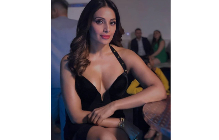 বলিউড অভিনেত্রী বিপাশা বসুকে দেখা গিয়েছে পাঞ্জাবি গায়ক সুখবীর-এর ‘সৌদা খারা খারা’র অরিজিনাল মিউজিক ভিডিওতে। ছবি: সংগৃহীত