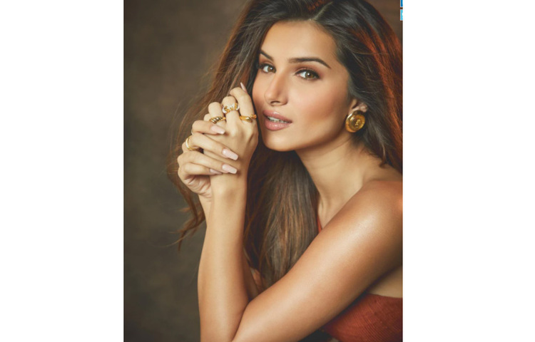 সোনার অলংকারে সেজেছেন নায়িকা, সঙ্গে মিনিমাল মেক-আপ। ছবি: সংগৃহীত