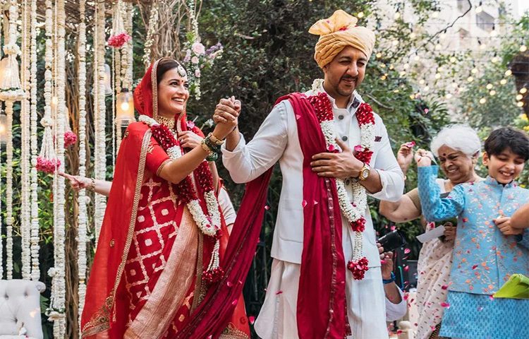 দিয়া মির্জা-বৈভব রেখি সাত পাকে আবদ্ধ হন ১৫ ফেব্রুয়ারি। বিয়ের সময়ে অন্তঃস্বত্বা ছিলেন দিয়া। ছবি: ইনস্টাগ্রাম