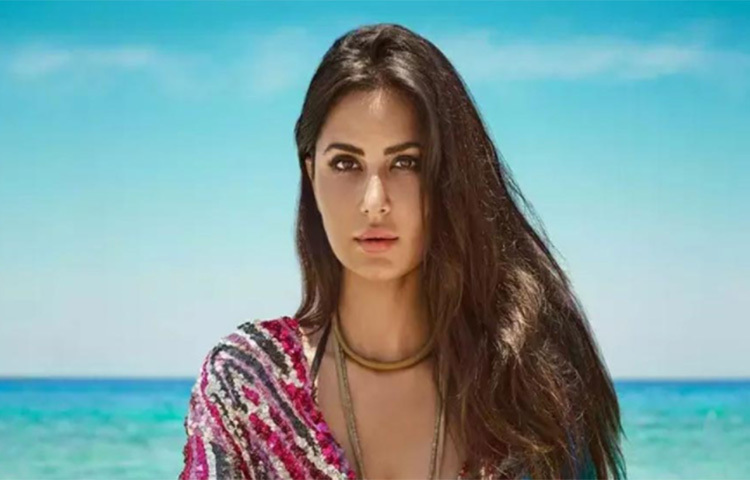 কেন বারবার ডাক্তারখানা যেতে হচ্ছে ক্যাটকে? একটি ভারতীয় সংবাদমাধ্যম দাবি করছে, কিছু নিয়মমাফিক পরীক্ষা করিয়েছেন ক্যাট। তার সঙ্গে নিয়মিত জিম করছেন। সঙ্গে একটি ফিজিও ক্লিনিকেও যাচ্ছেন। অসুস্থতা নয়, ফিটনেস নিয়ে অধিক সচেতনতার জন্যই ক্যাটরিনাকে বারবার ক্লিনিকে যেতে দেখা যাচ্ছে বলে এক সূত্রে খবর। ছবি: সংগৃহীত