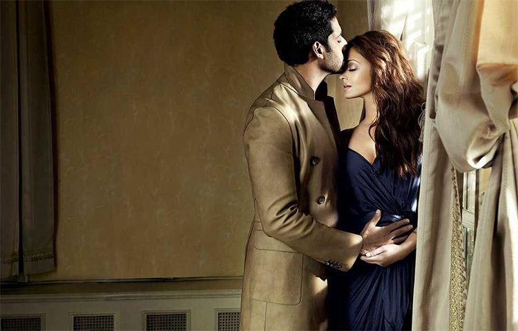 মাঝে রটেছিল তাদের বিবাহ বিচ্ছেদের খবরও। আবার এও শোনা গিয়েছিল দ্বিতীবার সন্তানের বাবা-মা হতে চলেছেন অভিষেক-ঐশ্বরিয়ার।