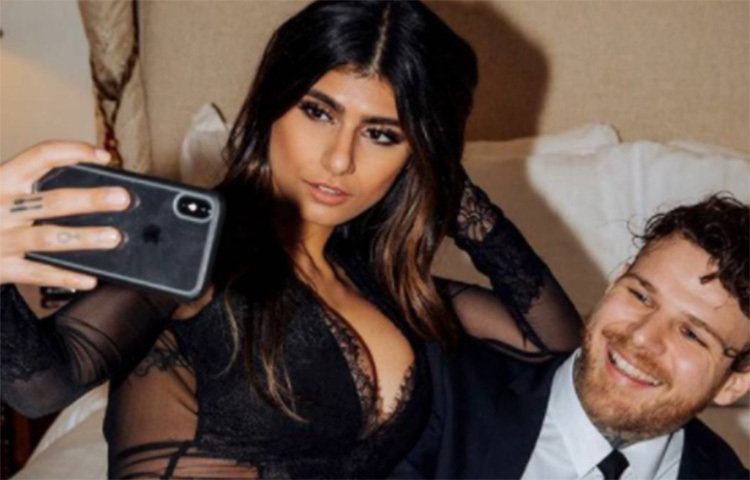 গত ২২ জুলাই রবার্ট স্যান্ডবার্গের সঙ্গে বিবাহ বিচ্ছেদের ঘোষণা করেছিলেন প্রাক্তন পর্ন তারকা মিয়া খলিফা। কয়েক বছর সংসার করার পর ২০১৯ সালে বাগদান হয় মিয়া ও রবার্টের। ২০২০ সালের জুন মাসে বিয়ে করেন তারা। কিন্তু অতিমারির কারণে বড় অনুষ্ঠান করা হয়নি। পরে সাড়ম্বরে উদযাপনের পরিকল্পনা থাকলেও ইচ্ছেপূরণ হয়নি তাদের। ছবি: সংগৃহীত