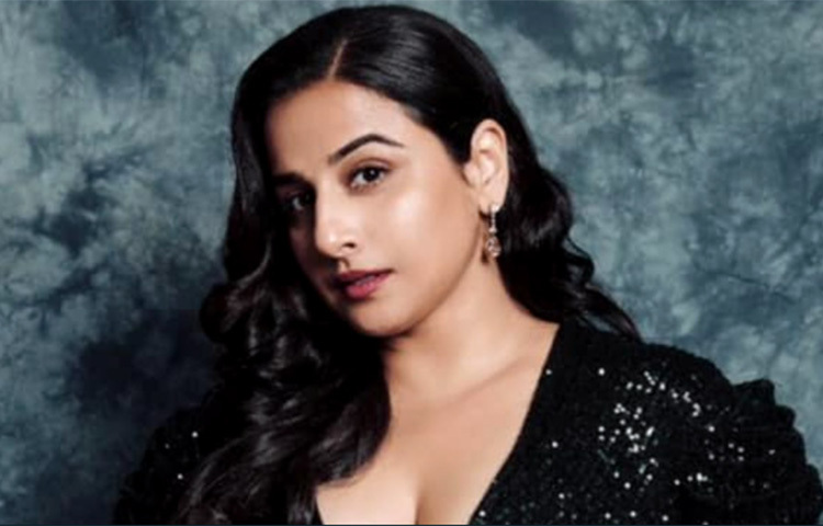 অনেকে মনে করেন, বলিউডি নায়িকাকে নতুনভাবে চিনতে শিখিয়েছেন বিদ্যা বালন। ‘পরিণীতা’র ধ্রæপদী খোলস বদল করে কখনও নিজের ‘কাহানি’ লিখেছেন। আবার কখনো সোচ্চার হয়েছে ‘নো ওয়ান কিল্ড জেসিকা’-তে। আবার ‘লাগে রহো মুন্নাভাই’-এরপর ‘দ্য ডার্টি পিক্চার’ দিয়ে ছক বদলেছেন। খান বা কাপুরদের ইন্ডাস্ট্রিতে নিজের সাম্রাজ্য গড়ে তুলেছেন বিদ্যা। ছবি: সংগৃহীত