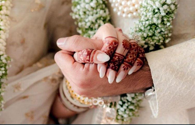 বিয়ে মানে বিশেষভাবে বহন নয়। সাত পাক ঘুরে, অগ্নি সাক্ষী করে সাত জন্ম একসঙ্গে থাকার শপথ। সেই শপথ হাতে হাত রেখে নিয়ে ‘রণবীর-আলিয়া’ এখন ‘মিস্টার অ্যান্ড মিসেস কাপুর’। ছবি: সংগৃহীত