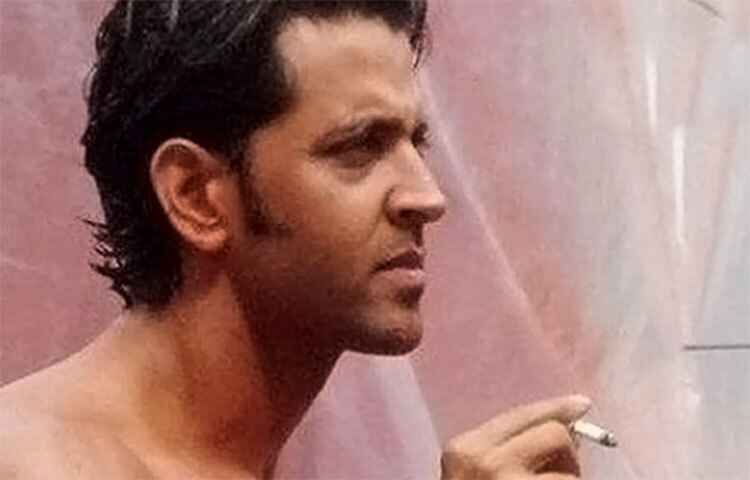 হৃতিক রোশন ইন্ডাস্ট্রির গ্রিক দেবতা। তার নাচে মুগ্ধ আপামর দুনিয়া। কিন্তু তার একটানা ধূমপানে বিরক্ত ইন্ডাস্ট্রির লোকজন। কারো কথা তো তিনি মানেনই না, উপরন্তু শ্যুট চলার সময় তার নিয়মিত ধূমপান প্রযোজক সংস্থার বিরক্তির কারণ হয়ে ওঠে। ছবি: সংগৃহীত