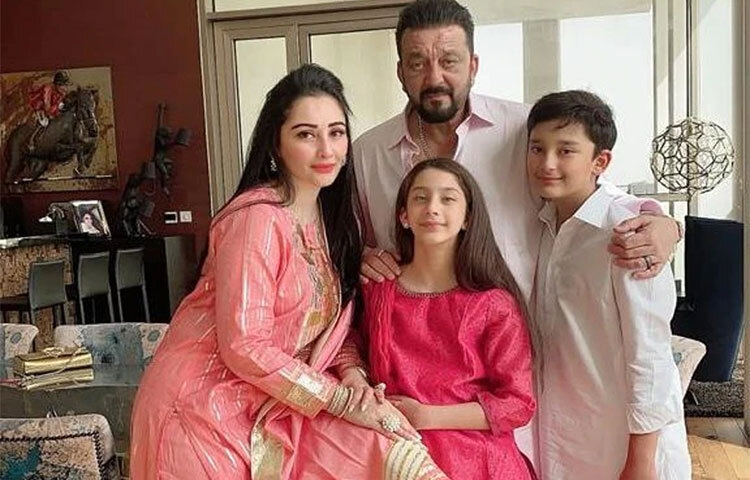 স্ত্রী মান্যতা ও দুই ছেলে-মেয়ের সঙ্গে ঈদ উদযাপন করেছেন সঞ্জয় দত্ত। ছবি: সংগৃহীত