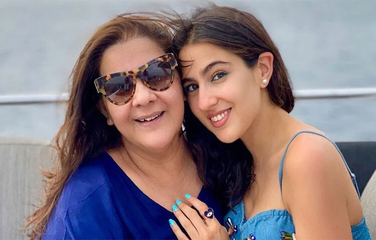 অমৃতা সিং এর সঙ্গে মেয়ে সারা আলি খান। ছবি: সংগৃহীত