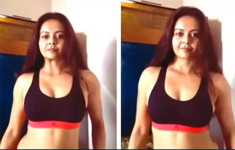 ভিডিওতে অভিনেত্রীকে কালো রঙের একটি ব্রালেট পরে ‘বেলি ড্যান্স’ করতে দেখা যায়। অনেকে বলেন, ‘গোপী বহুর এ কী দশা’! ধারাবাহিকের সেই ভাইরাল হওয়া অংশটি নিয়েও মন্তব্য করেন অনেকে। তিনি এমন ভঙ্গিমায় নাচ করছেন, এ বিষয়ে কোকিলা বেনকে জানাতে হবে বা এই কারণেই রান্নাঘরে প্রেসার কুকার ফেটে গিয়েছিল বলে মজা করেছেন অনেকে। ছবি: সংগৃহীত