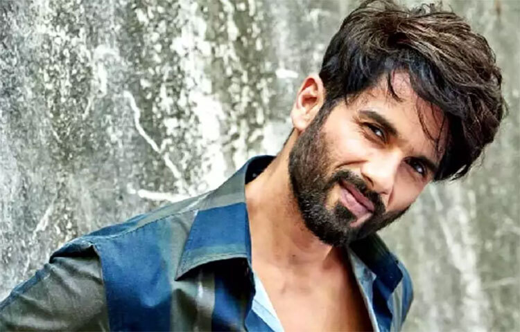 অভিনেতা নয়, ক্যারিয়ারের প্রথম জীবনে ‘দিল তো পাগল হ্যায়’, ‘তাল’-এর মতো হিট ছবিতে ব্যাকগ্রাউন্ড ডান্সারের ভূমিকা পালন করেছিলেন শহিদ কাপুর। ২০০৩ সালে ‘ইশক ভিশ্ক’ সিনেমা থেকে তার যাত্রা শুরু। তারপর ‘জব উই মেট’, ‘কামিনে’, ‘জার্সি’-এর মতো ছবি উপহার দিয়ে গিয়েছেন দর্শকদের। বলিউডের ‘কবীর সিং’-এর উচ্চতা পাঁচ ফুট চার ইঞ্চি। ছবি: সংগৃহীত