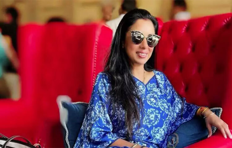 রোজ স্কুল থেকে ফেরার পথে রূপালি ফিল্ম সেটে চলে যেতেন। অনিল যখন কাজে ব্যস্ত থাকতেন, তিনি সেই ফাঁকে শুটিং-এর কাজ দেখতেন। কী করে অভিনয় জগতে তিনি পদার্পণ করলেন, এই প্রসঙ্গে জিজ্ঞাসা করায় অভিনেত্রী জানান, তারা বাবা একটি ছবির শুটিংয়ের কাজ শুরু করেছিলেন। ছবি: সংগৃহীত