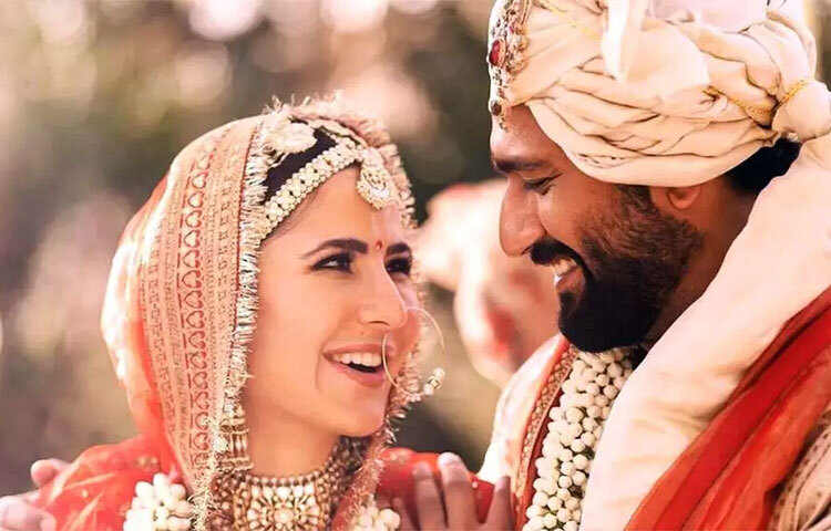 ২০২১ সালের ডিসেম্বর মাসে বিবাহবন্ধনে আবদ্ধ হয়েছেন বলিউডের দুই তারকা ভিকি কৌশল এবং ক্যাটরিনা কাইফ। ভিকি-ক্যাট জুটি নিয়ে তাদের অনুরাগীদের আগ্রহও কম নয়। ছবি: সংগৃহীত