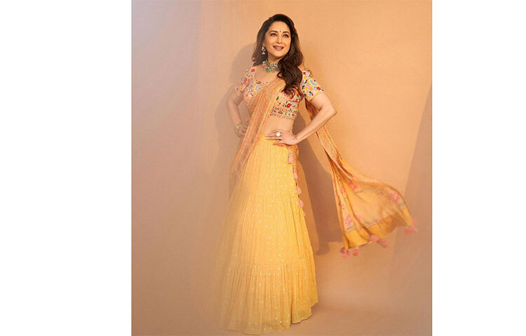 মাধুরী দীক্ষিতের পরনে এমব্রয়ডারি করা হলুদ লেহেঙ্গা। ছবি: সংগৃহীত
