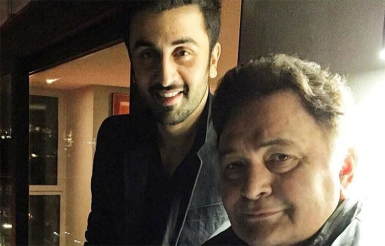 ২০০৭ সালে ‘সাওয়ারিয়া’ ছবির মাধ্যমে বড় পর্দায় পা রাখলেও রণবীর তার বাবার সঙ্গে একটি মাত্র ছবিতে অভিনয় করেছেন। ২০১৩ সালে অভিনব কাশ্যপ পরিচালিত ‘বেশরম’ ছবিতে ঋষি কাপুর এবং রণবীর কাপুরকে একসঙ্গে দেখা গিয়েছিল। ছবিতেও তাদের বাবা-ছেলের ভূমিকাতেই দেখা গিয়েছে। ছবি: সংগৃহীত