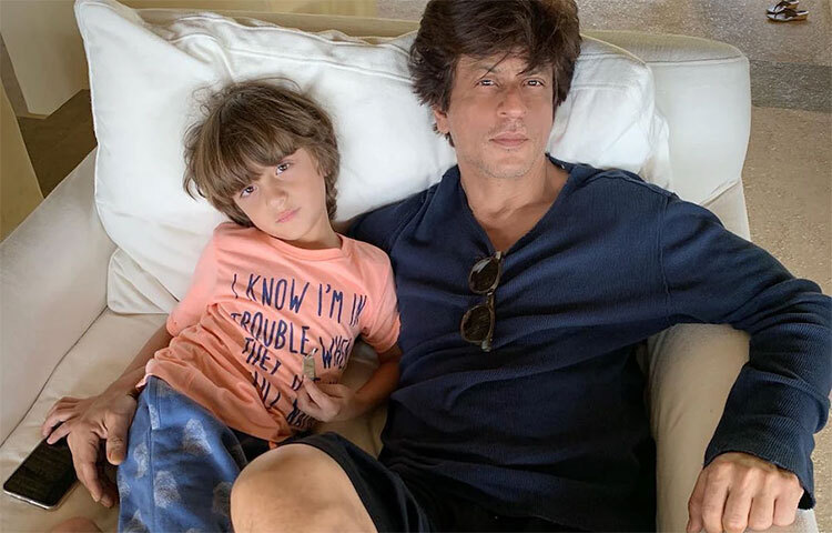 ২০১৩ সালে শাহরুখ খান এবং গৌরী খান সারোগেসির মাধ্যমেই আব্রামকে নিজেদের পরিবারে নিয়ে আসেন। আরিয়ান খান, সুহানা খানের পর তৃতীয় সন্তানের অভিভাবক তারা। ছবি: সংগৃহীত