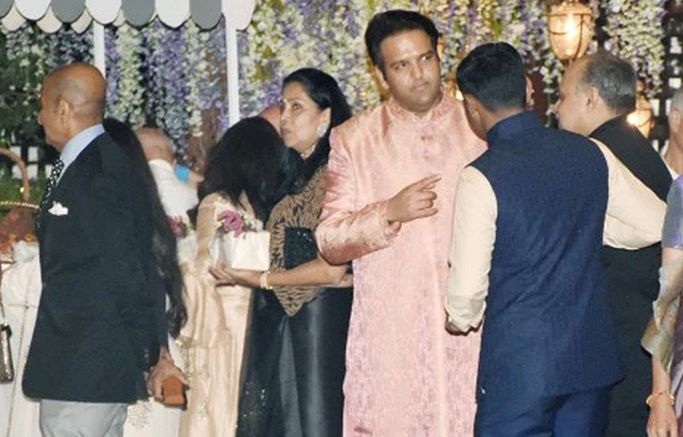 ঈশার স্বামী আনন্দ পিরামল পরেছিলেন ব্রোকেডের কাজ করা হাল্কা গোলাপি পাঞ্জাবি। পার্টিতে এসেছিলেন তার বাবা আনন্দ পিরামল এবং মা স্বাতী পিরামলও।