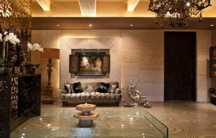 এই দরজাটাই শিল্পার স্বপ্নের বাড়ির প্রবেশদ্বার। দরজা ঠেলে ভিতরে ঢুকলেই আলাদা অনুভূতি তৈরি হবে মনে। সিলিংয়ের কারুকার্য, তার আলো, মানানসই ঝাড়বাতি, তার সঙ্গে মানানসই দেয়ালের নকশা, সব কিছুতেই সৌন্দর্য ঠিকরে পড়ে।