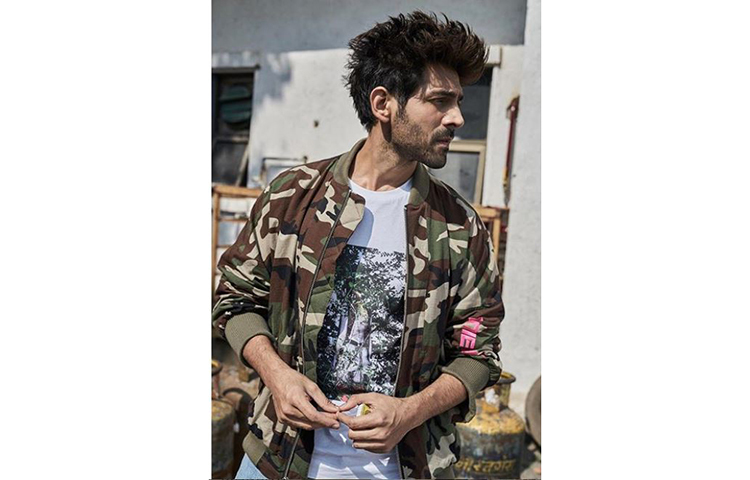 বায়োটেকনোলজিতে ইঞ্জিনিয়ারিং করেন গ্বালিয়রের ছেলে কার্তিক আরিয়ান।