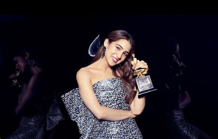 অ্যাওয়ার্ড পেয়ে ধন্য সারা আলি খান।