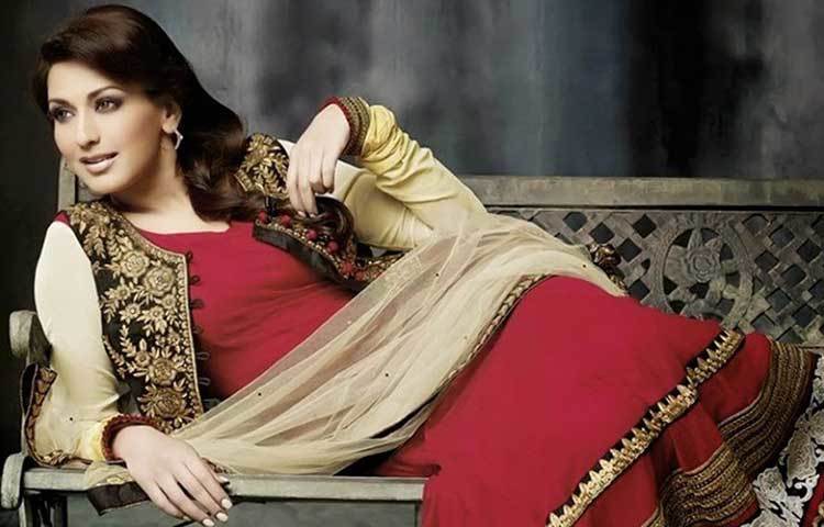 ১৯৯৬ সালে মাইকেল জ্যাকসন যখন ভারতে আসেন, তখন তাকে স্বাগত জানাতে বলিউডের পক্ষ থেকে ভার দেয়া হয় সোনালিকে। তত দিনে ‘রক্ষক’, ‘ইংলিশ বাবু দেশি মেম’, ‘আপনে দম পর’, ‘সপুত’-এর মতো ছবি। প্রতিটি ছবির টাইটেল কার্ডেই নতুন এই নায়িকার নাম যোগ করত আলাদা আবেদন।