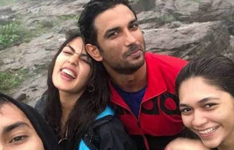 সুশান্ত সিংহ রাজপুত এবং রিয়া চক্রবর্তী: কৃতী শ্যাননের সঙ্গে ব্রেক আপের পর ২০১৯ সালে অভিনেত্রী রিয়া চক্রবর্তীর সঙ্গে নতুন সম্পর্কে আবদ্ধ হয়েছেন সুশান্ত।