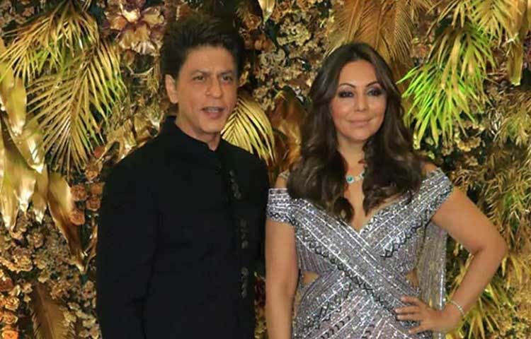 কালো শেরওয়ানিতে শাহরুখ এবং রূপোলি পোশাকে তার স্ত্রী গৌরী ছিলেন পার্টির মধ্যমণি।