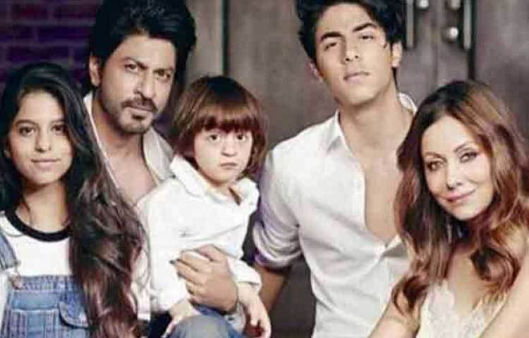 ২০১৩ সালে সারোগেসির সাহায্যে তৃতীয়বার বাবা হন শাহরুখ খান। জন্ম নেয় তার এবং স্ত্রী গৌরীর তৃতীয় সন্তান। সদ্যোজাত পুত্রের নাম রাখা হয় আব্রাম। এখন সোশ্যাল মিডিয়ায় জনপ্রিয়তায় দাদা আরিয়ান এবং দিদি সুহানাকেও ছাপিয়ে গিয়েছে খুদে আব্রাম।