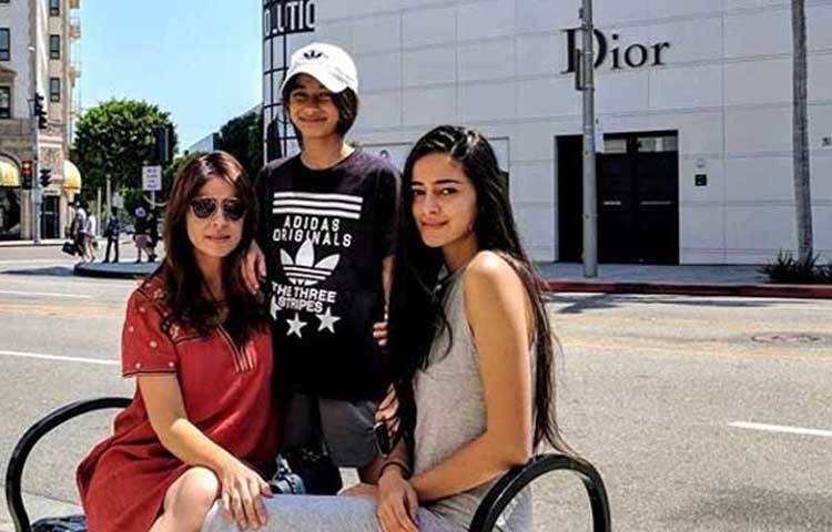 বলিউডের নতুন মুখ অনন্যা পান্ডে তার মা ভাবনা পান্ডের আশীর্বাদপুষ্ট। ভীষণ ট্যালেন্টেড মা ভাবনা নিজে একজন ফ্যাশন ডিজাইনার।