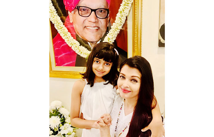 বয়স একটু একটু করে বাড়লেও, ঐশ্বরিয়া যে এখনো তার ভক্তদের কাছে সমানভাবে জনপ্রিয়, তা কিন্তু তার প্রতি ভক্তদের ভীষণ টান দেখলেই বেশ স্পষ্ট।