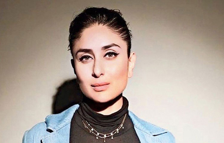 কিন্তু তার জীবন বয়েছিল অন্যখাতে। ইন্ডাস্ট্রিতে গুঞ্জন, ক্যারিয়ারের শুরুতেই তিনি অন্তরঙ্গ সম্পর্কে জড়িয়ে পড়েন হৃতিক রোশনের সঙ্গে। তখন হৃতিক বিবাহিত, সুজান খানের সঙ্গে শুরু করেছেন সংসার। কিন্তু অন্যদিকে কারিনার সঙ্গেও নাকি তার একইসময়ে ঘনিষ্ঠ সম্পর্ক ছিল। ‘ইয়াদেঁ’, ‘কভি খুশি কভি গম’, ‘মুঝসে দোস্তি করোগে’, ‘ম্যায় প্রেম কি দিওয়ানি হুঁ’-র মতো বক্সঅফিস সফল ছবিতে একসঙ্গে কাজ করেছেন তারা।