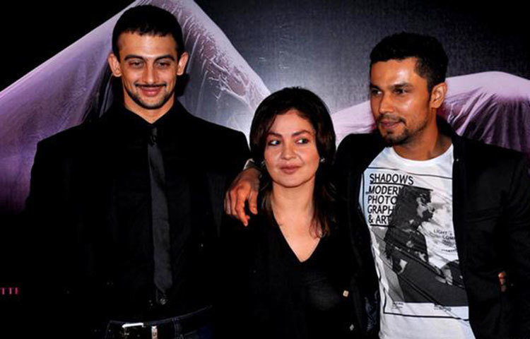 রণদীপ হুদা: রণদীপ হুদা’র কর্মজীবন শুরু হয়েছিল অস্ট্রেলিয়ার এক রেস্তোরাঁয়। সেখানে ওয়েটার হিসেবে কাজ করে প্রতি ঘণ্টায় ৮ ডলার করে পেতেন তিনি।